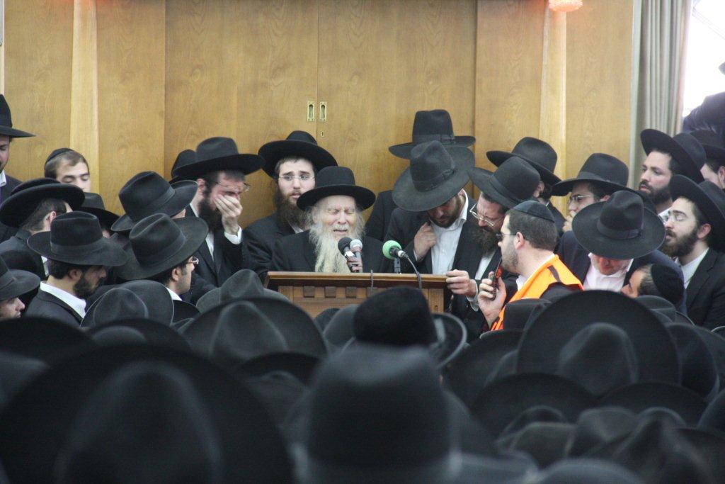 דרכי ציון אבלות: תיעוד ענק ממסע הלווית ראש ישיבת מיר