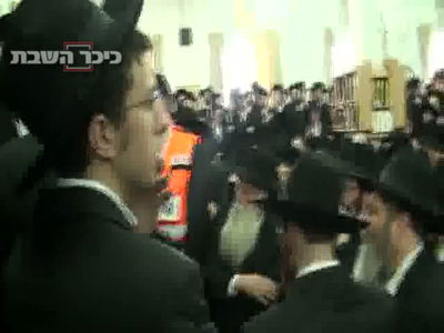 רבי אליעזר יהודה פינקל במהלך הלוויה