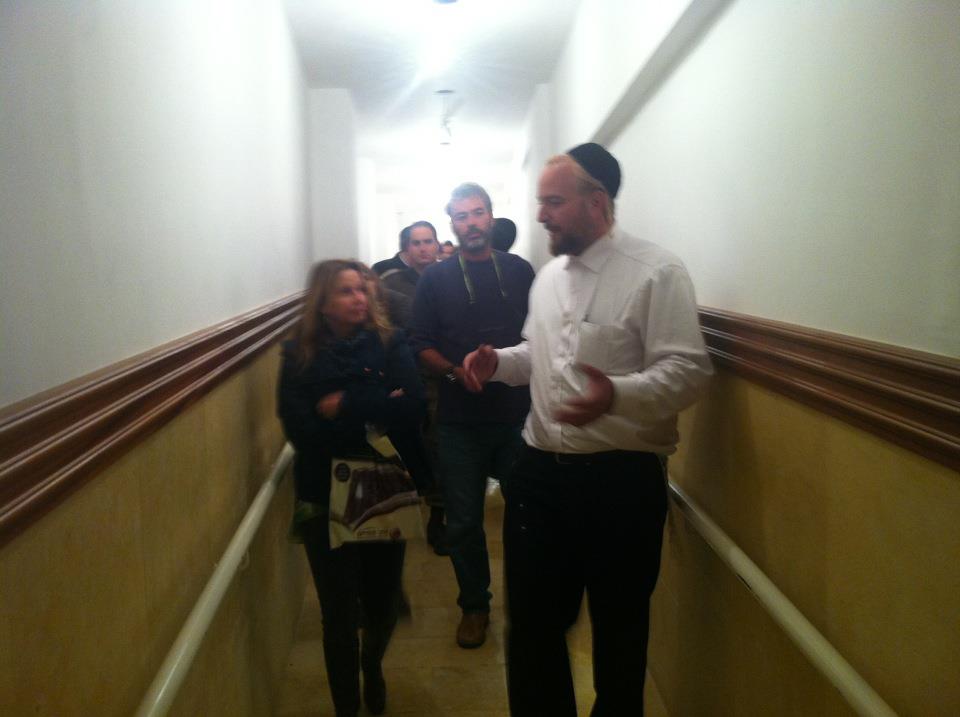 תיעוד לילי: המיליארדרית שרי אריסון בקבר רחל