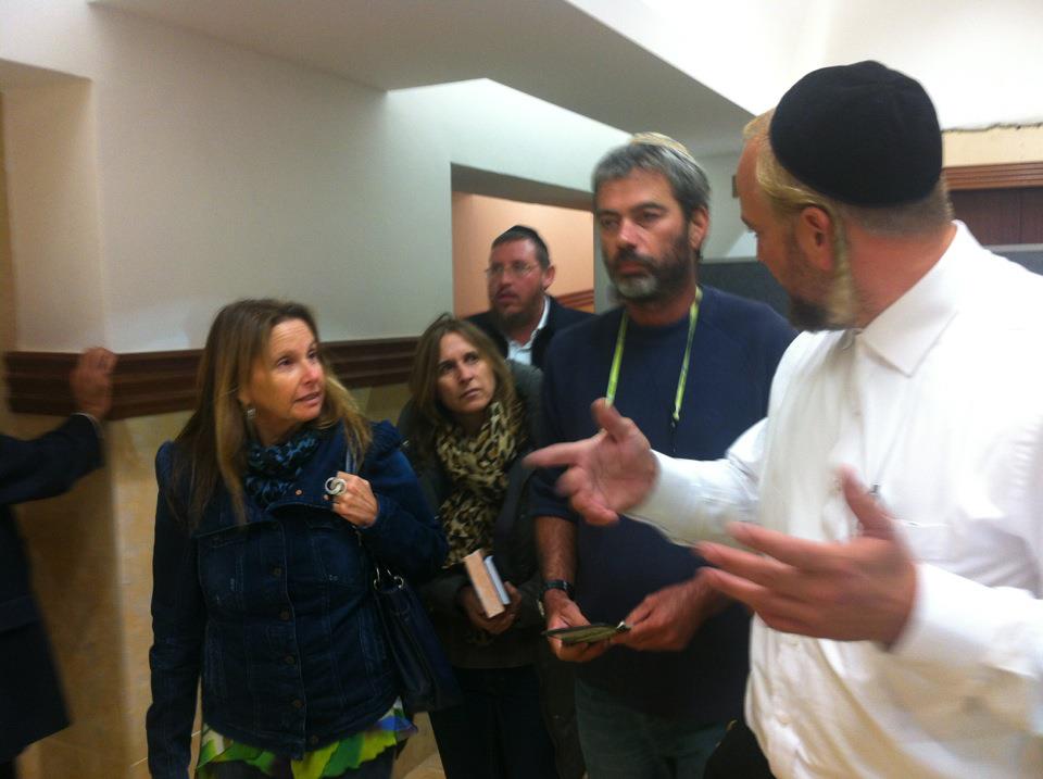 תיעוד לילי: המיליארדרית שרי אריסון בקבר רחל