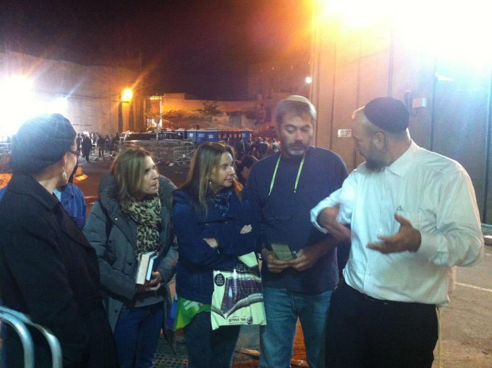 תיעוד לילי: המיליארדרית שרי אריסון בקבר רחל