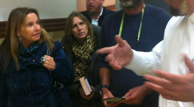 תיעוד לילי: המיליארדרית שרי אריסון בקבר רחל