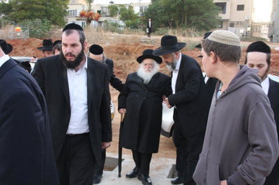 גלריית היום: עולים לקברו של הרב שך ע"ה