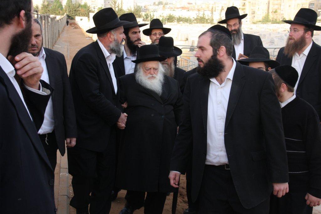 גלריית היום: עולים לקברו של הרב שך ע"ה