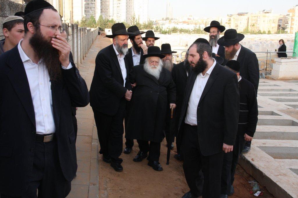 גלריית היום: עולים לקברו של הרב שך ע"ה