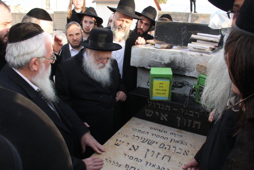 גלריית היום: עולים לקברו של הרב שך ע"ה