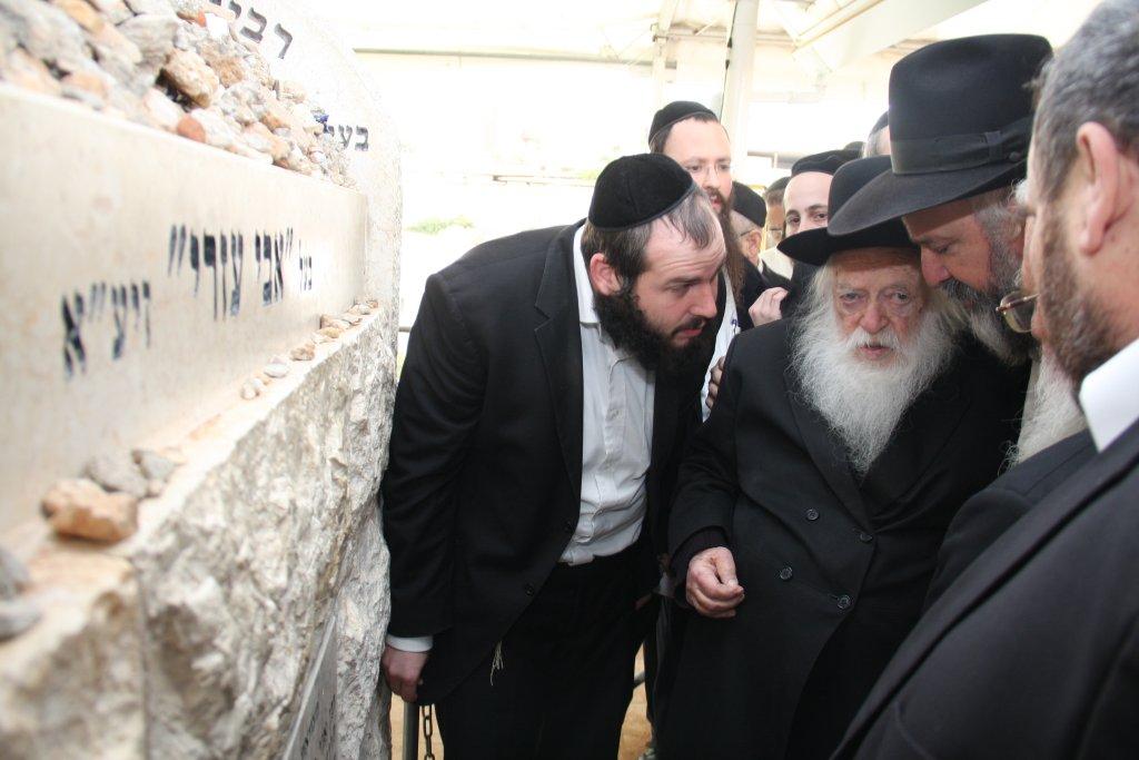 גלריית היום: עולים לקברו של הרב שך ע"ה