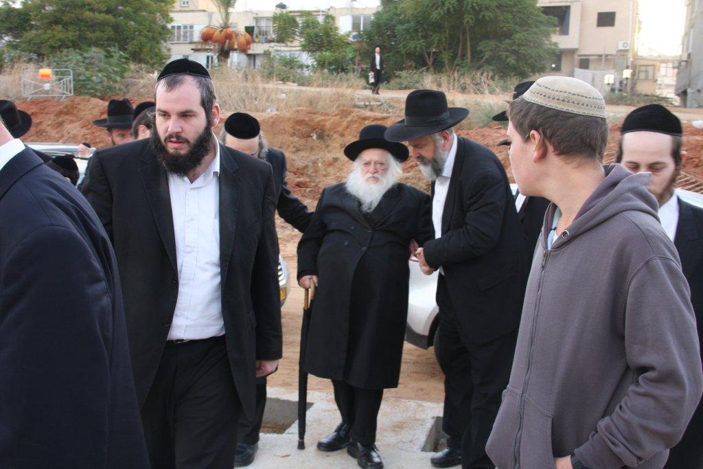 גלריית היום: עולים לקברו של הרב שך ע"ה