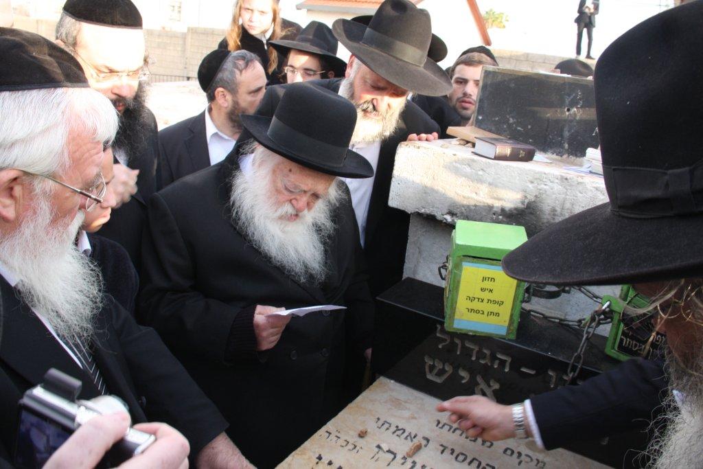 גלריית היום: עולים לקברו של הרב שך ע"ה