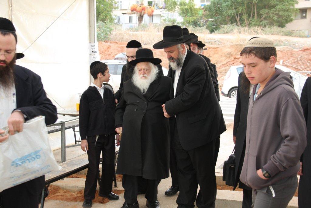 גלריית היום: עולים לקברו של הרב שך ע"ה