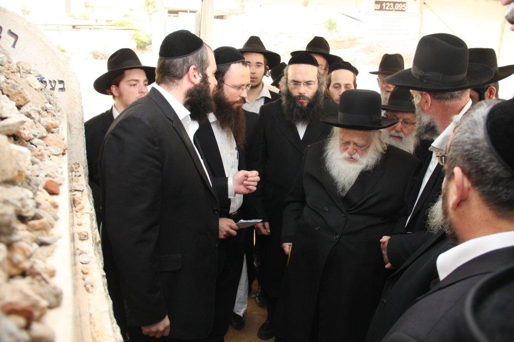 גלריית היום: עולים לקברו של הרב שך ע"ה