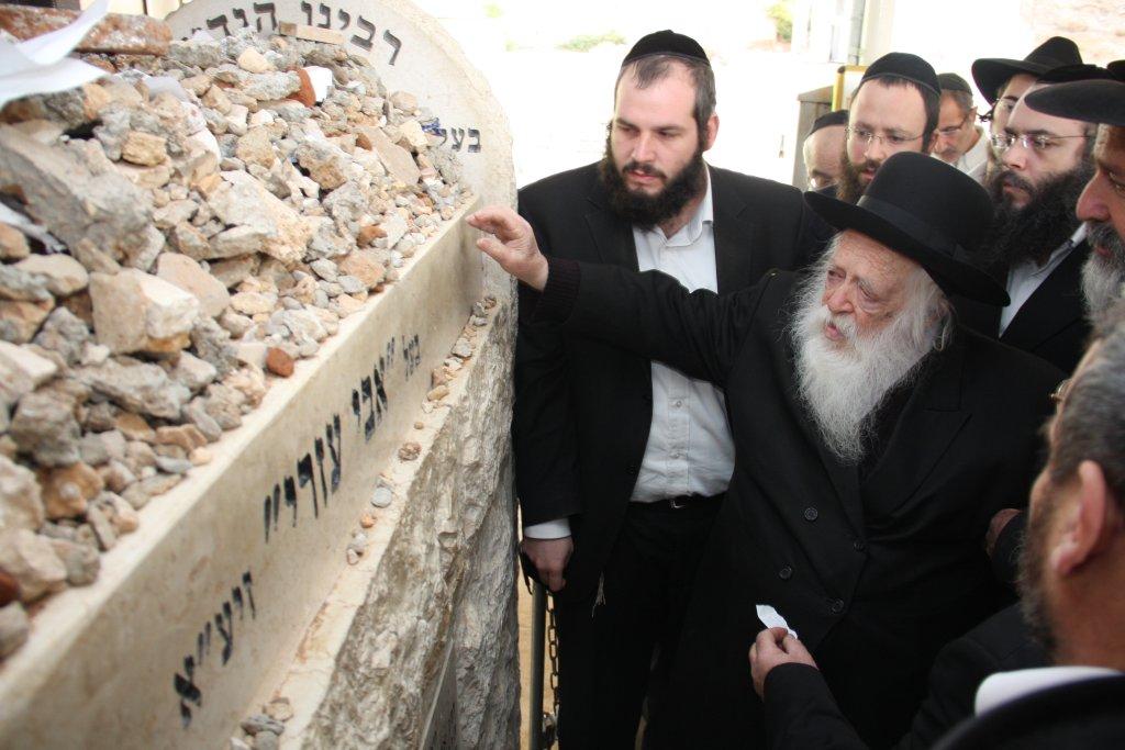 גלריית היום: עולים לקברו של הרב שך ע"ה