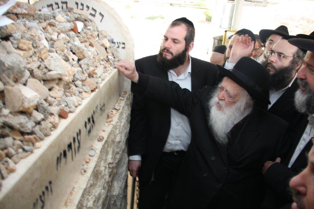 גלריית היום: עולים לקברו של הרב שך ע"ה