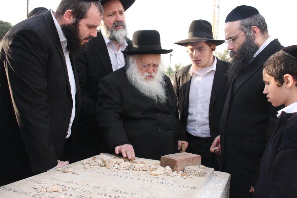 גלריית היום: עולים לקברו של הרב שך ע"ה