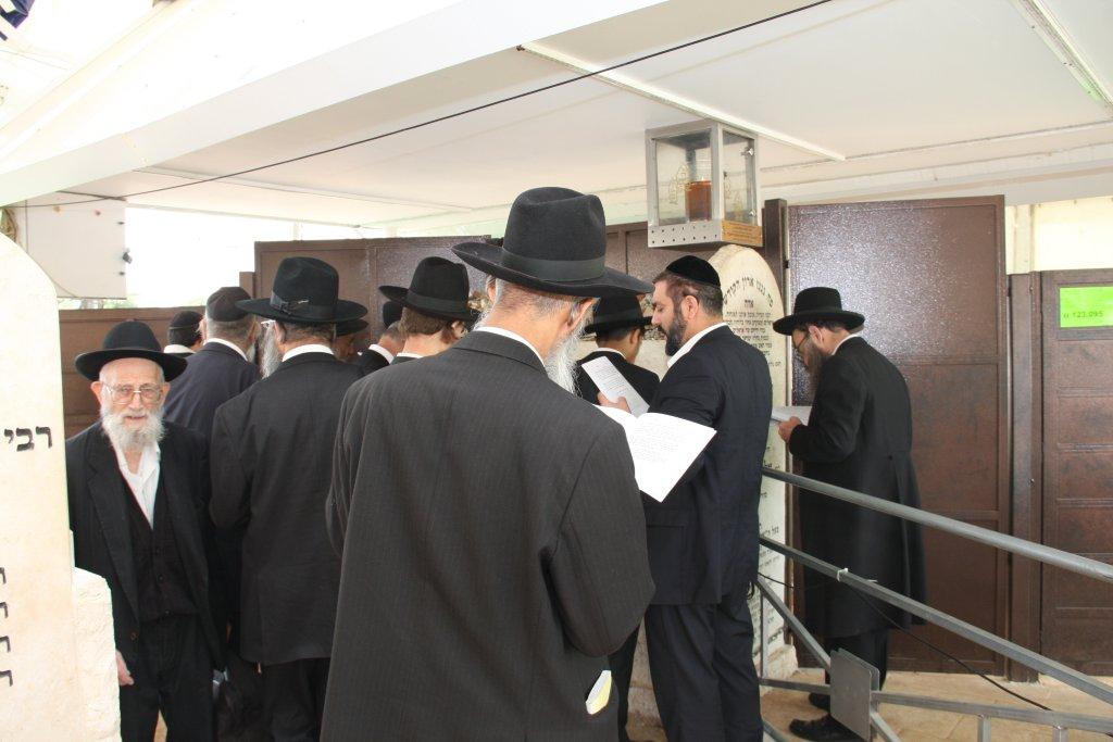 גלריית היום: עולים לקברו של הרב שך ע"ה