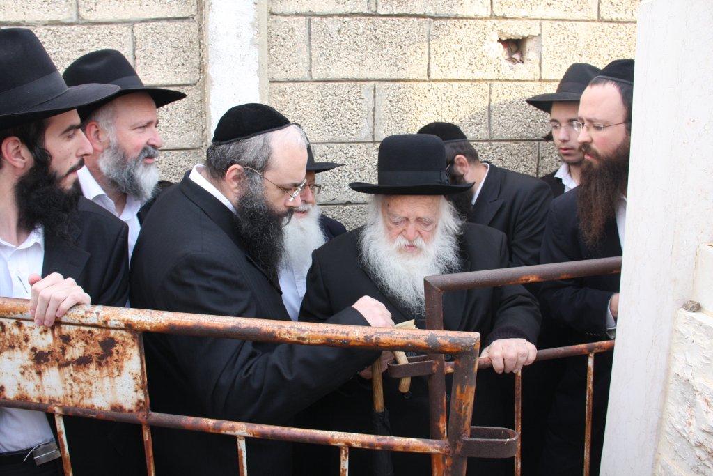 גלריית היום: עולים לקברו של הרב שך ע"ה