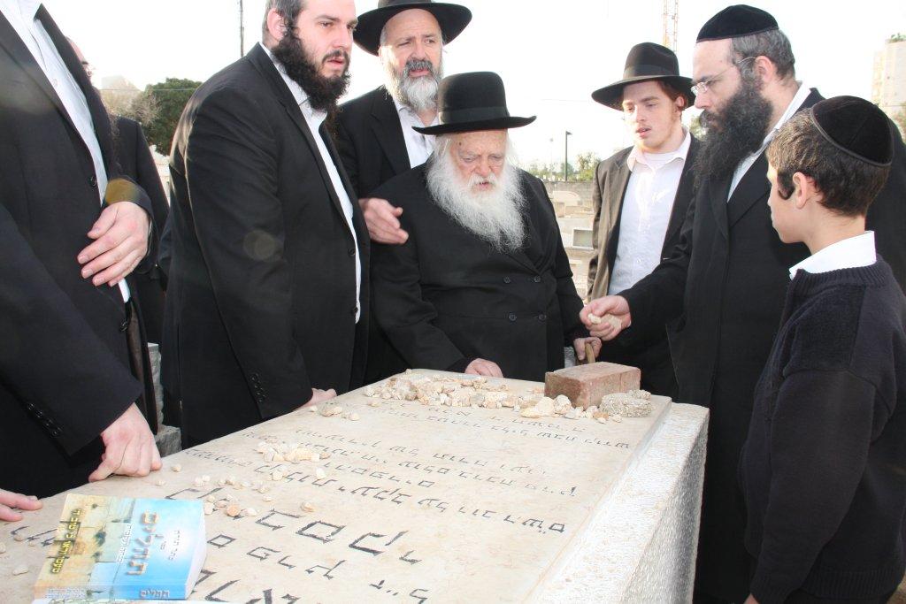 גלריית היום: עולים לקברו של הרב שך ע"ה