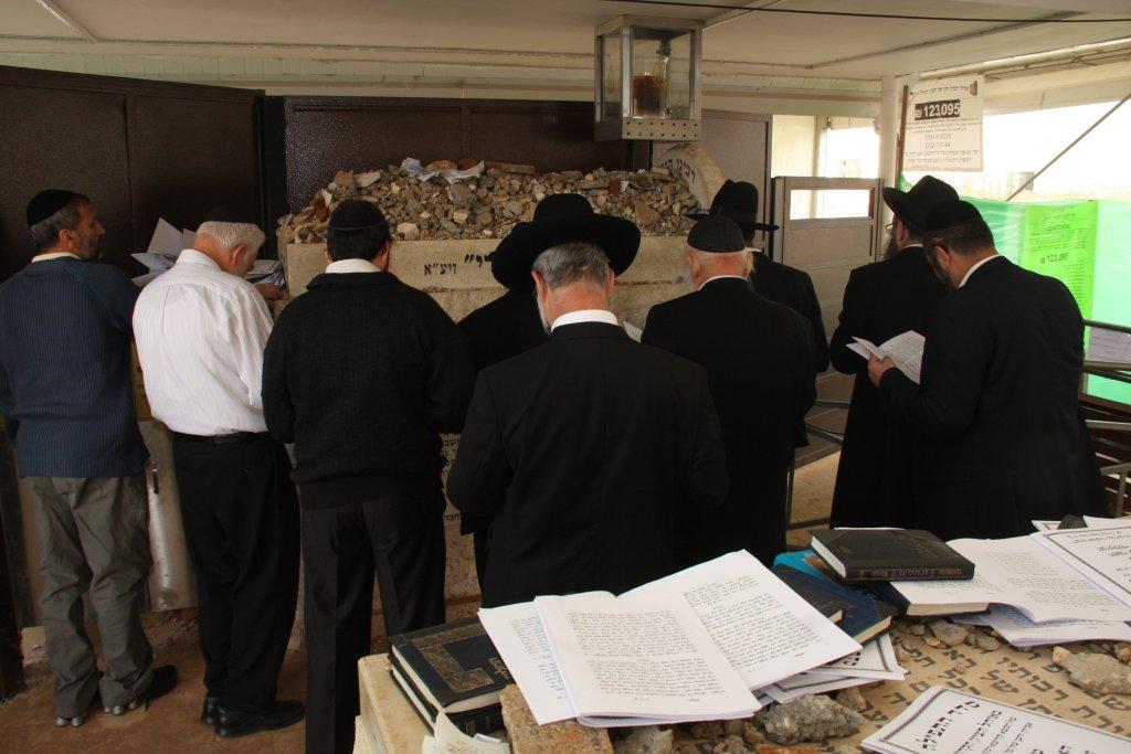 גלריית היום: עולים לקברו של הרב שך ע"ה