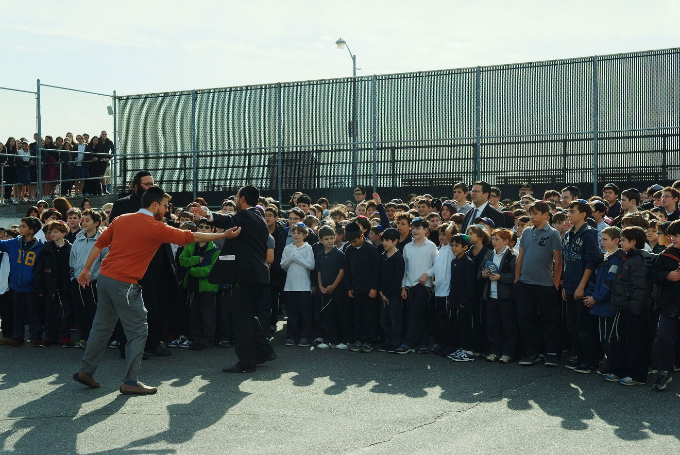 צפו בוידאו: הצצה לקליפ השואה ההיסטורי "הקשת שבלילה"