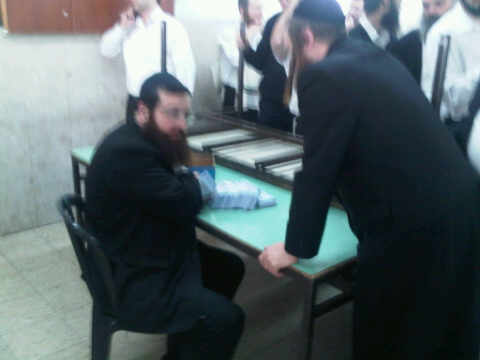 אברכי מיר הופתעו: קיבלו צ'ק עם חתימת ראש-הישיבה זצ"ל