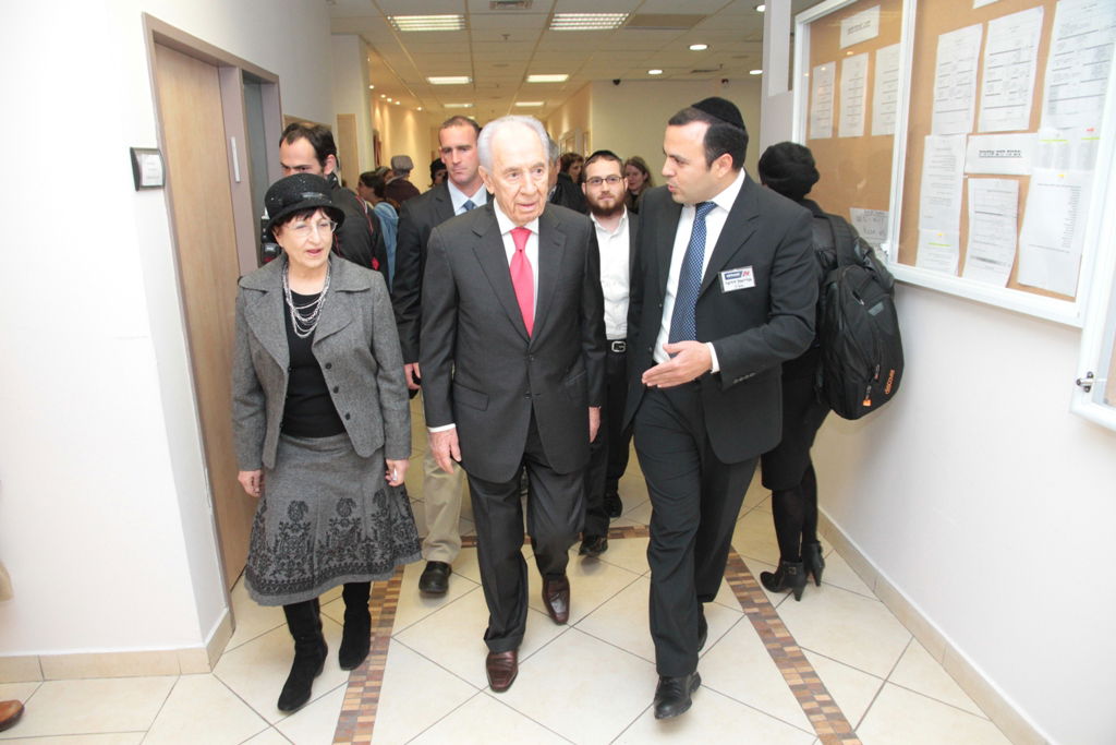 פרס: "לאפשר לחרדים לעבוד תוך הפרדה בין גברים לנשים"