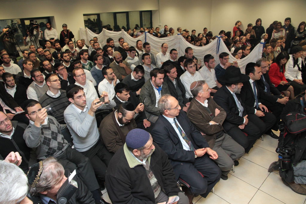 פרס: "לאפשר לחרדים לעבוד תוך הפרדה בין גברים לנשים"