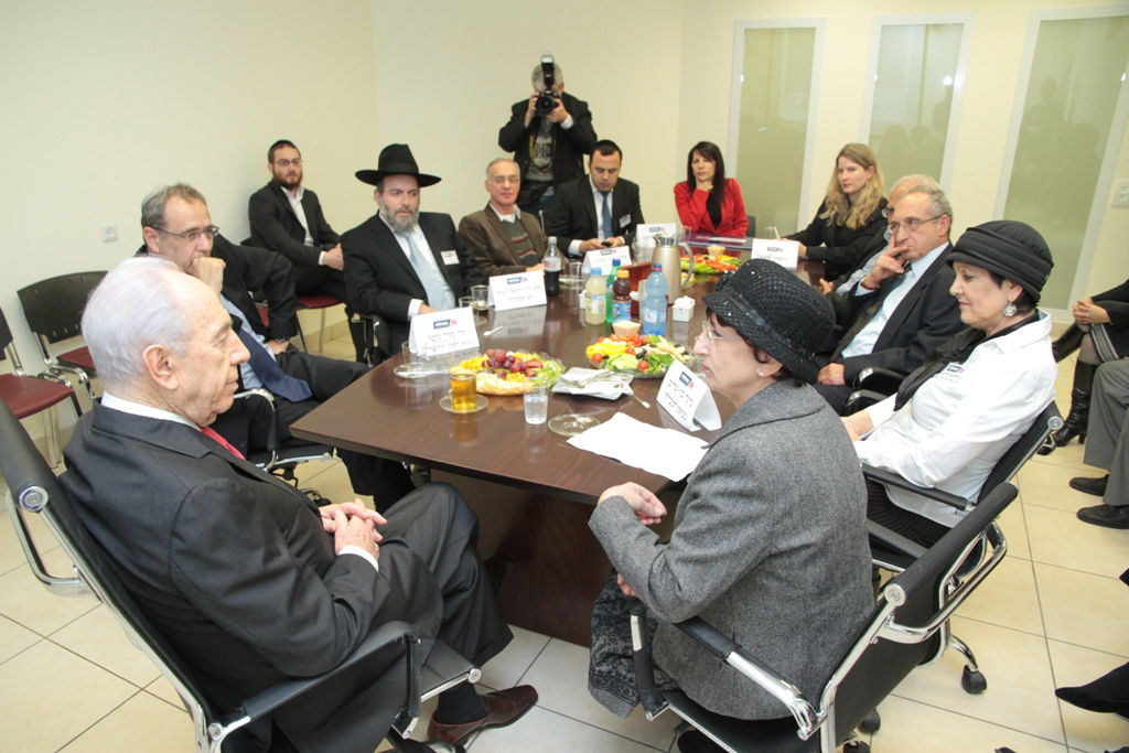 פרס: "לאפשר לחרדים לעבוד תוך הפרדה בין גברים לנשים"