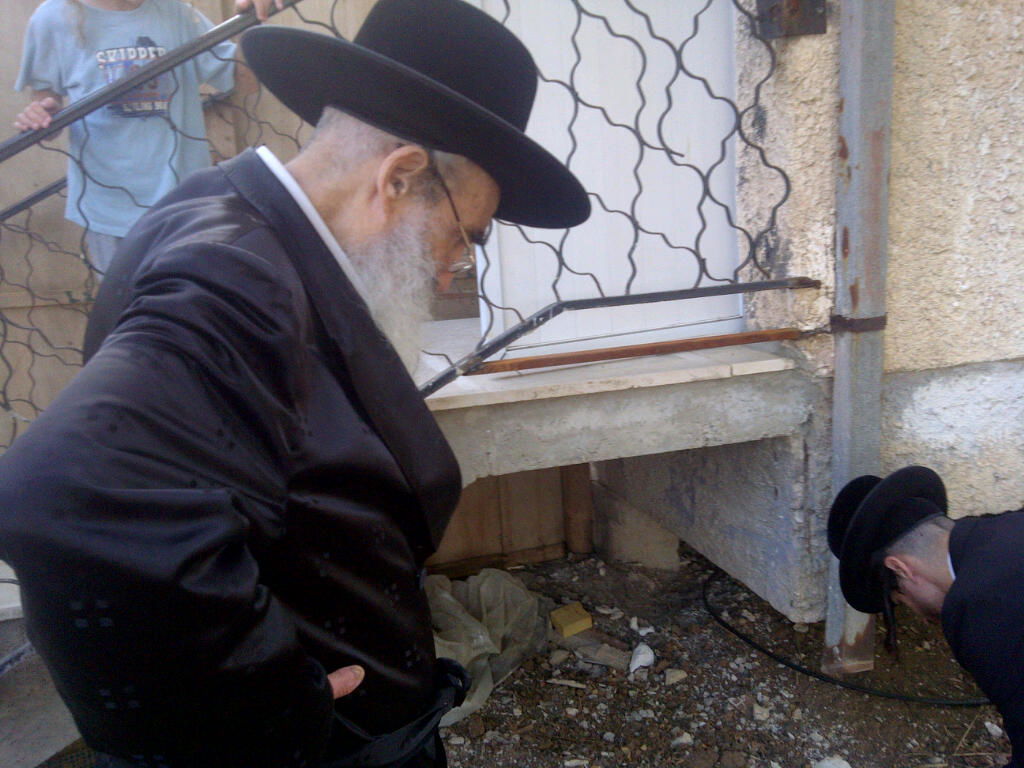 גאב"ד קוממיות בעת ה'כפרות': "למה צריך לצלם אותי?"