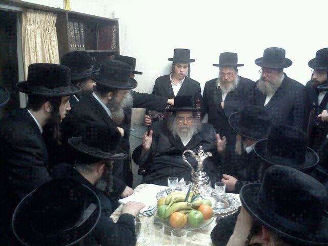 תיעוד נדיר: הרבי מבעלזא בנופש בקיסריה