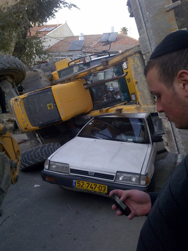 טרקטור מחץ רכב, הנוסעים יצאו בשלום