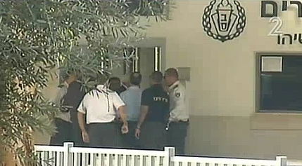 קצב בדרך למעשיהו: "קברתם אדם חי"; מקורביו: "הוא זכאי"