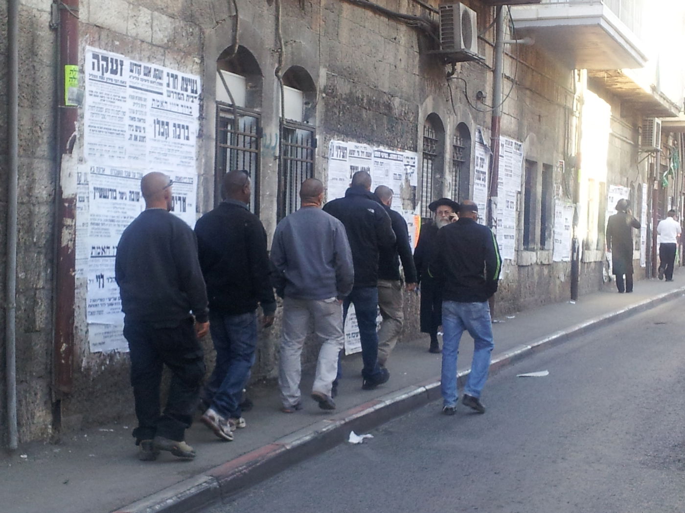 בלשי משטרה במאה שערים: "רוצחים, נאצים - תסתלקו"