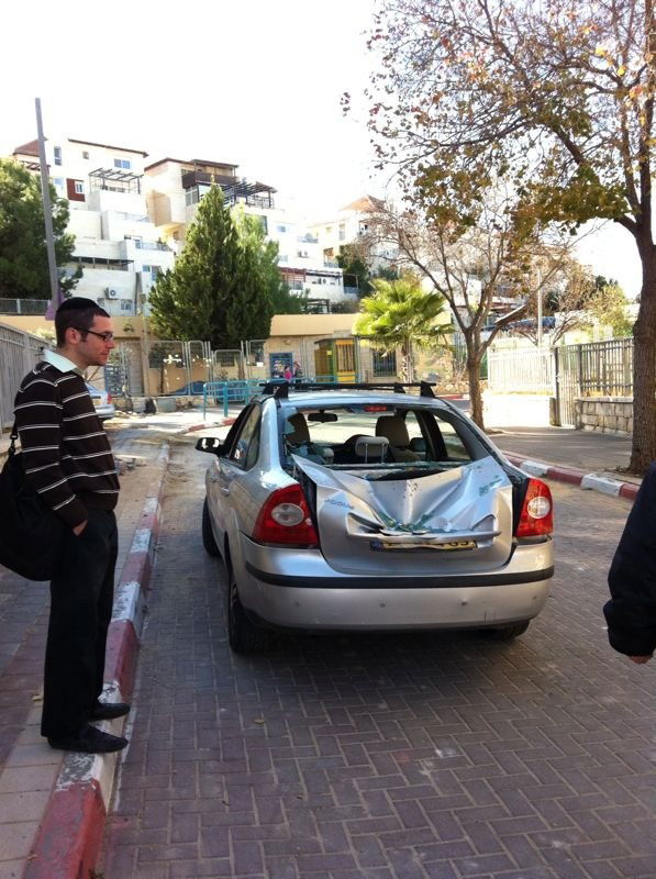 בהלה בבית-שמש: טרקטור מחץ רכב; אין נפגעים