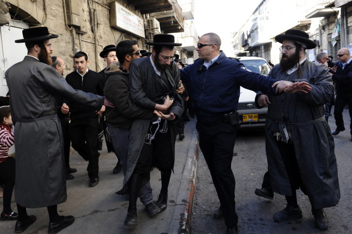 מחאה סוערת: פעוטות הושלכו על הכביש בשכונת מאה שערים