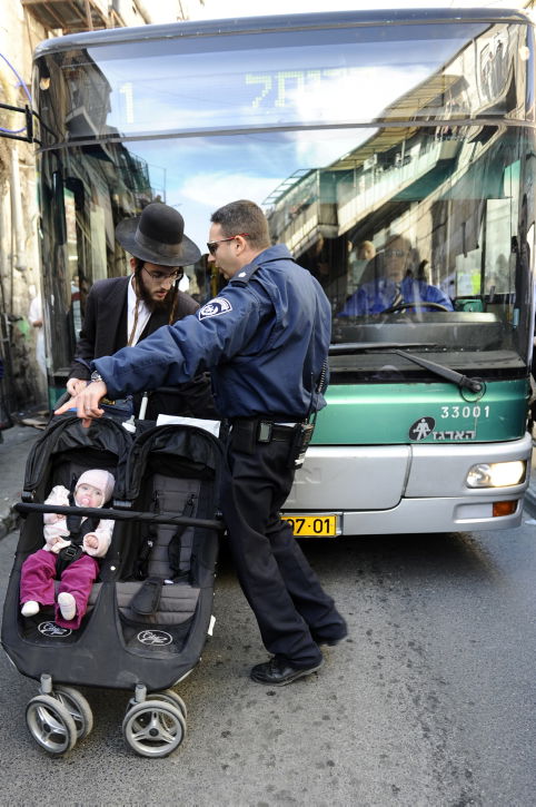 מחאה סוערת: פעוטות הושלכו על הכביש בשכונת מאה שערים
