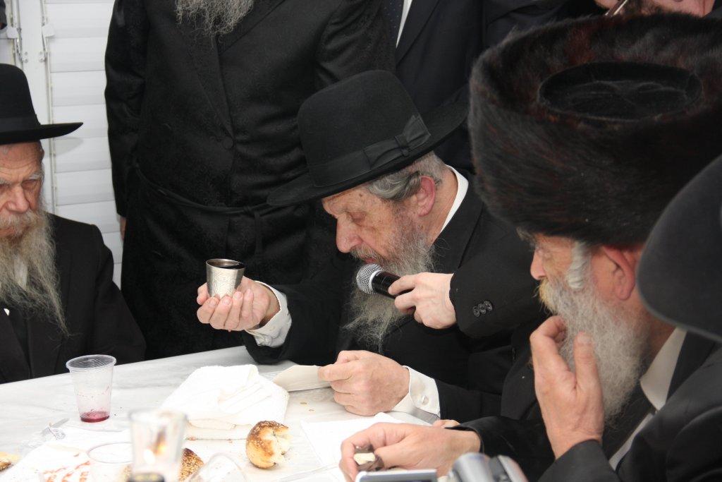 שבע ברכות אחרון לבן הרב פירר: הריקוד של גדולי הדור