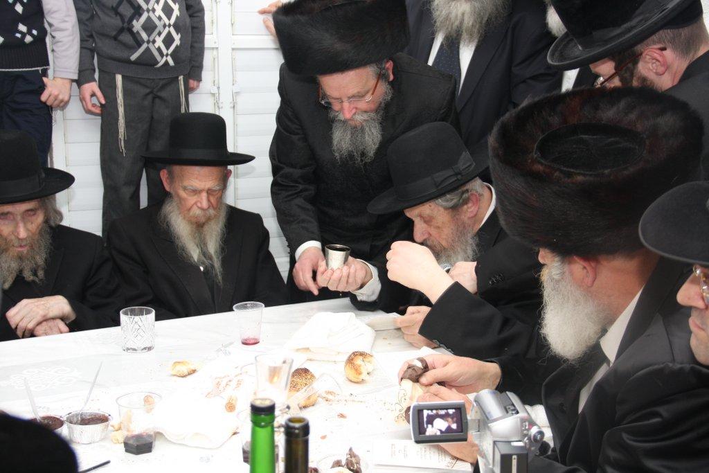 שבע ברכות אחרון לבן הרב פירר: הריקוד של גדולי הדור