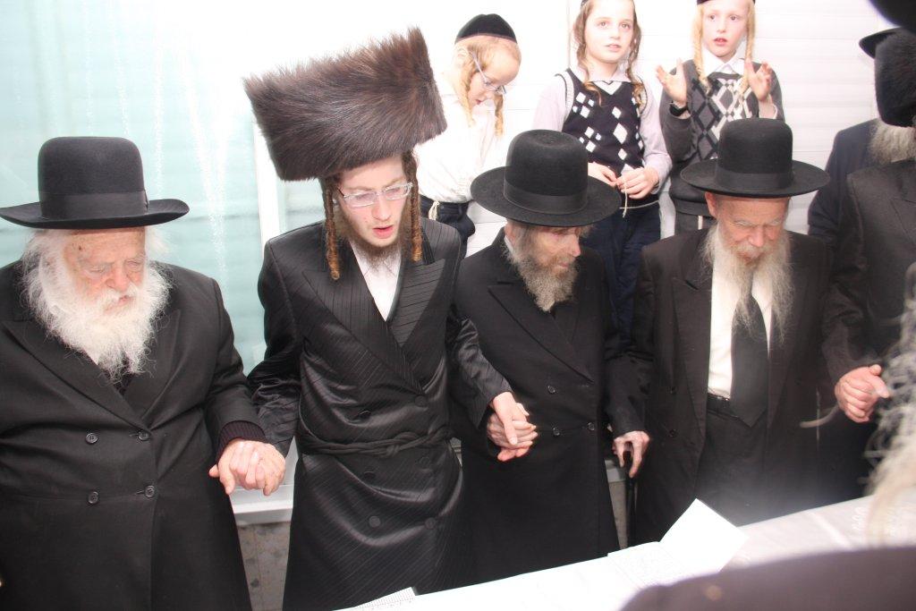 שבע ברכות אחרון לבן הרב פירר: הריקוד של גדולי הדור