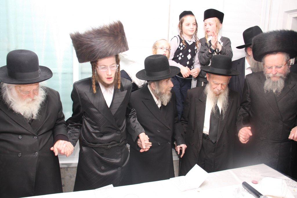 שבע ברכות אחרון לבן הרב פירר: הריקוד של גדולי הדור