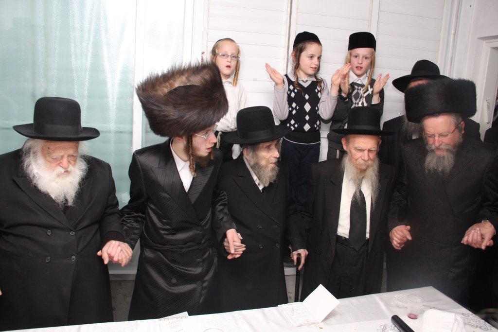 שבע ברכות אחרון לבן הרב פירר: הריקוד של גדולי הדור