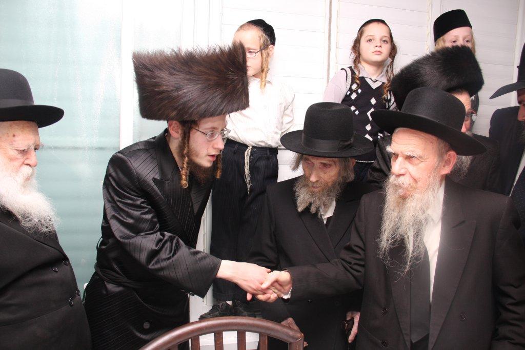 שבע ברכות אחרון לבן הרב פירר: הריקוד של גדולי הדור