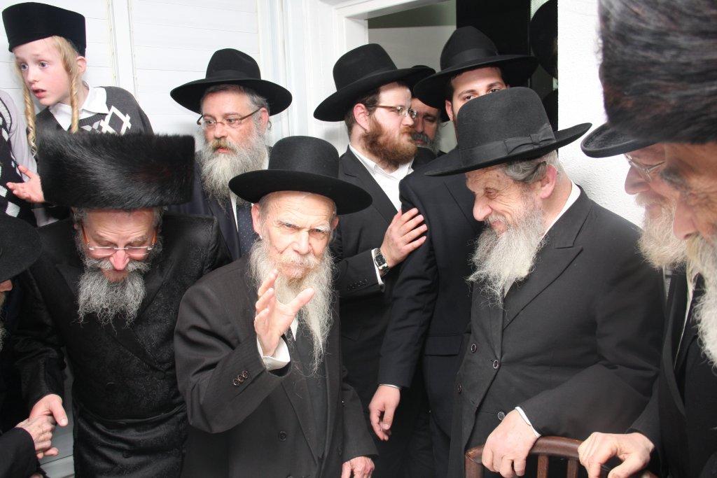 שבע ברכות אחרון לבן הרב פירר: הריקוד של גדולי הדור