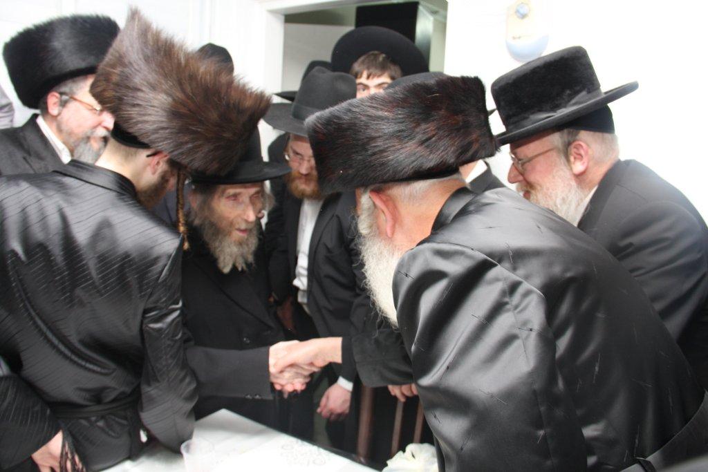 שבע ברכות אחרון לבן הרב פירר: הריקוד של גדולי הדור