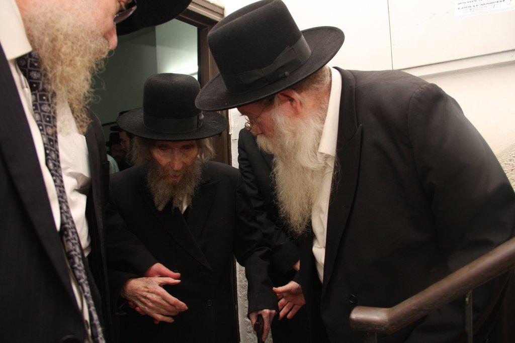 שבע ברכות אחרון לבן הרב פירר: הריקוד של גדולי הדור