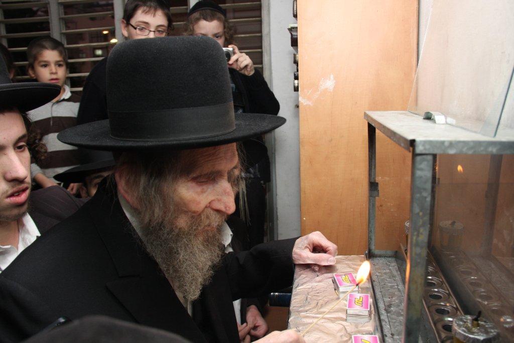 קודש הם: גדולי ישראל בהדלקת נרות חנוכה
