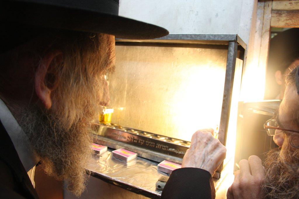 קודש הם: גדולי ישראל בהדלקת נרות חנוכה