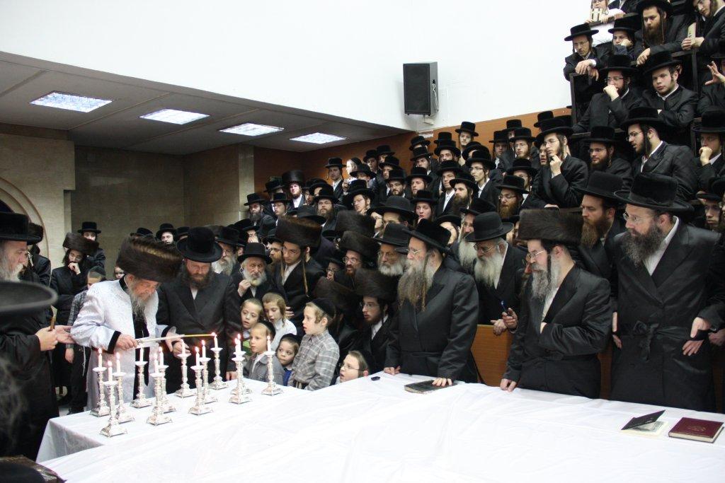 קודש הם: גדולי ישראל בהדלקת נרות חנוכה
