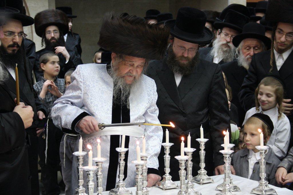 קודש הם: גדולי ישראל בהדלקת נרות חנוכה