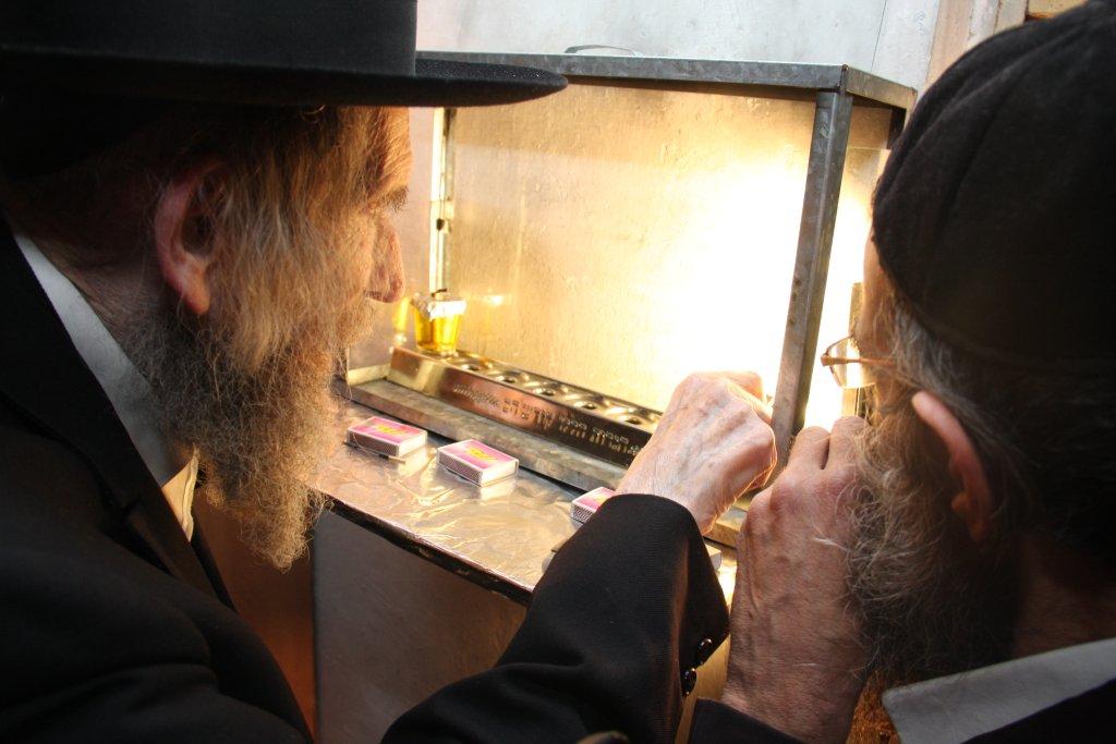 קודש הם: גדולי ישראל בהדלקת נרות חנוכה