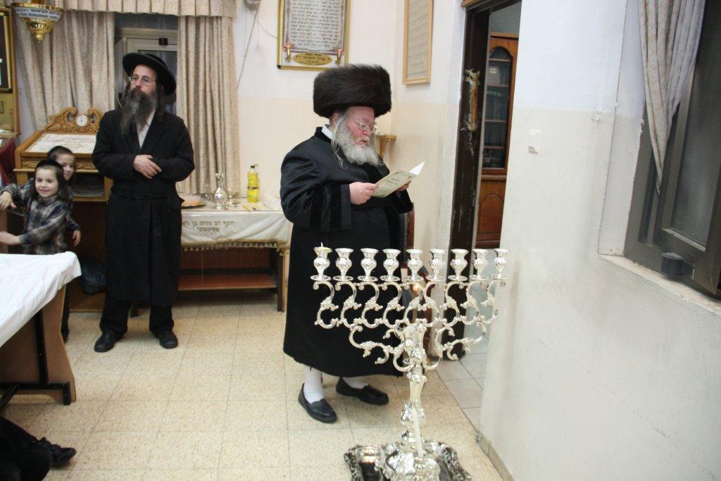 קודש הם: גדולי ישראל בהדלקת נרות חנוכה
